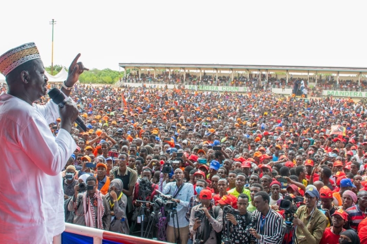 Raila Pledges to Reopen Kenya-Somalia Border If Elected President 