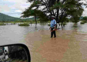 Kenyan Cop Spotted Commanding Traffic in a Flooded Road Hailed