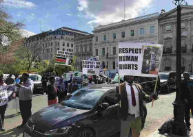 Kenyans in London Openly Show their Differences as President Kenyatta Leaves Chatham House [VIDEO]
