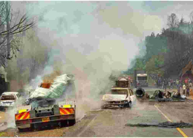 Several Cars Burnt along  Nairobi-Mai Mahiu Road as Trailer Transporting Gas Cylinders Explodes 