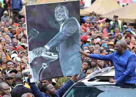 Ruto Buys Artistic State House Model From Githurai Artists