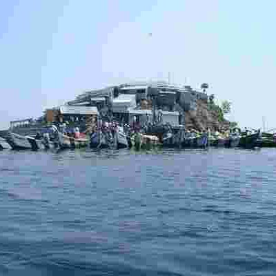 Ugandan Police Officers Forcefully Lower Kenyan Flag on Migingo Island as Row Escalates