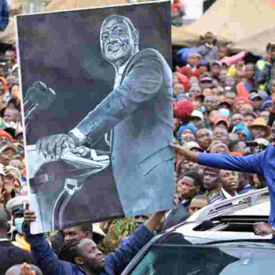 Ruto Buys Artistic State House Model From Githurai Artists
