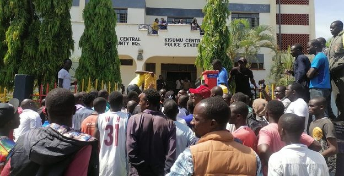 Kisumu Residents Protesting Infront of Kisumu Central Police Station Chaos Erupts in Kisumu, Leaves One Dead and Two Injured