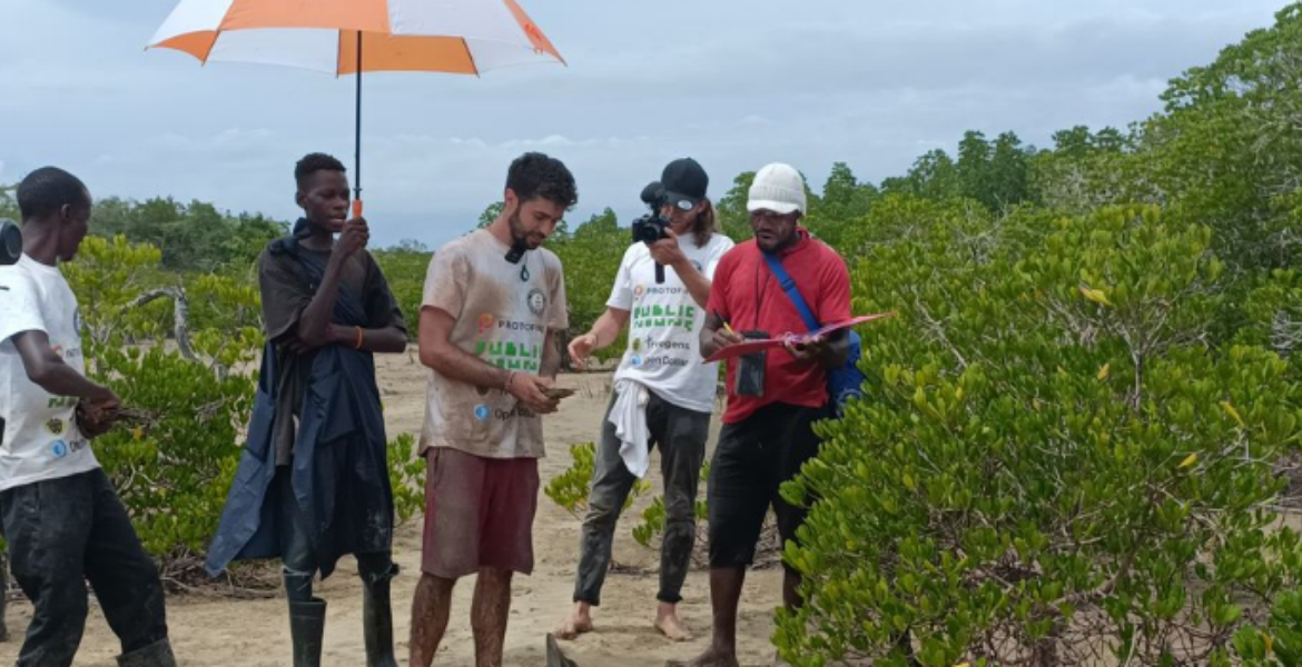 Jimi Cohen (centre) during a mangrove planting session together with his team in Majoreni, Kwale County Australian Environmentalist Plants 30,279 Mangrove Trees in Kilifi for Guinness World Record