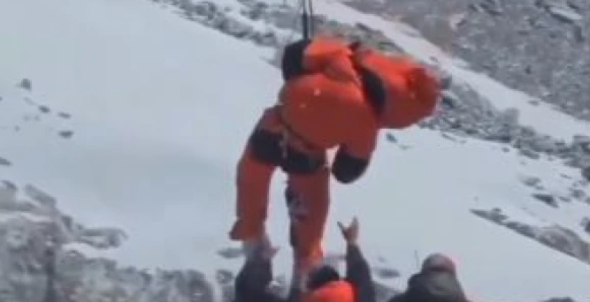 Video Showing Climber's Body Retrieved From Mount Everes Fake Video of Everest Rescue Linked to Kenyan Climber's Death