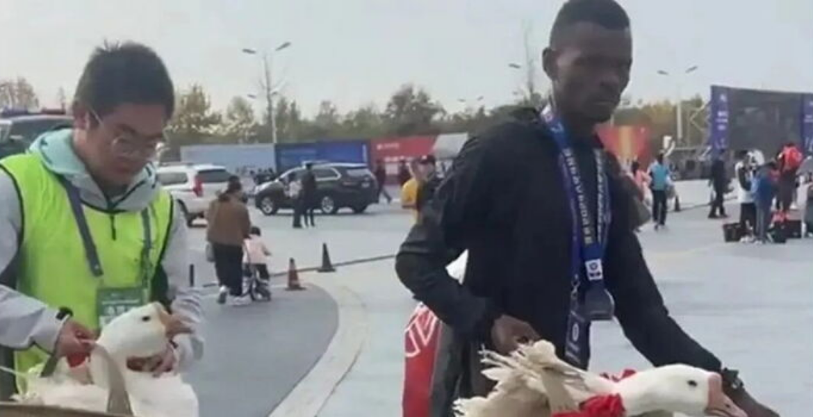 Scenes From the Lu’an Marathon in Anhui, China Kenyan Athletes Awarded Live Geese after Winning Chinese Marathon