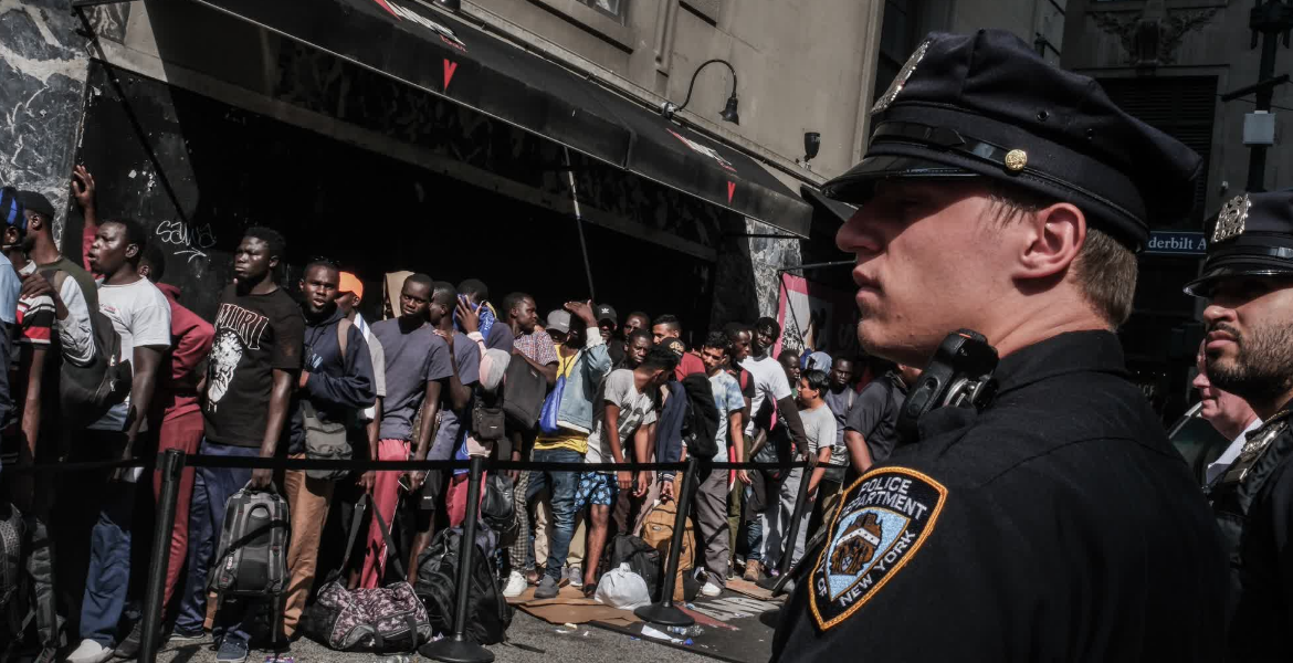 Migrants in New York US Immigration Courts Close 914,000 Cases as Deportation Orders Rise