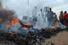 Chaos in Kisumu as Irate Youth Burn President Uhuru's Billboard