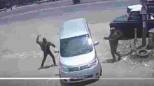 Daring Nairobi Criminals Captured on CCTV Stealing from Motorist in Broad Daylight [VIDEO]
