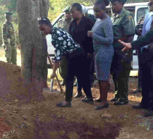Sarah Wairimu in Tears as Tob Cohen is Buried in Nairobi